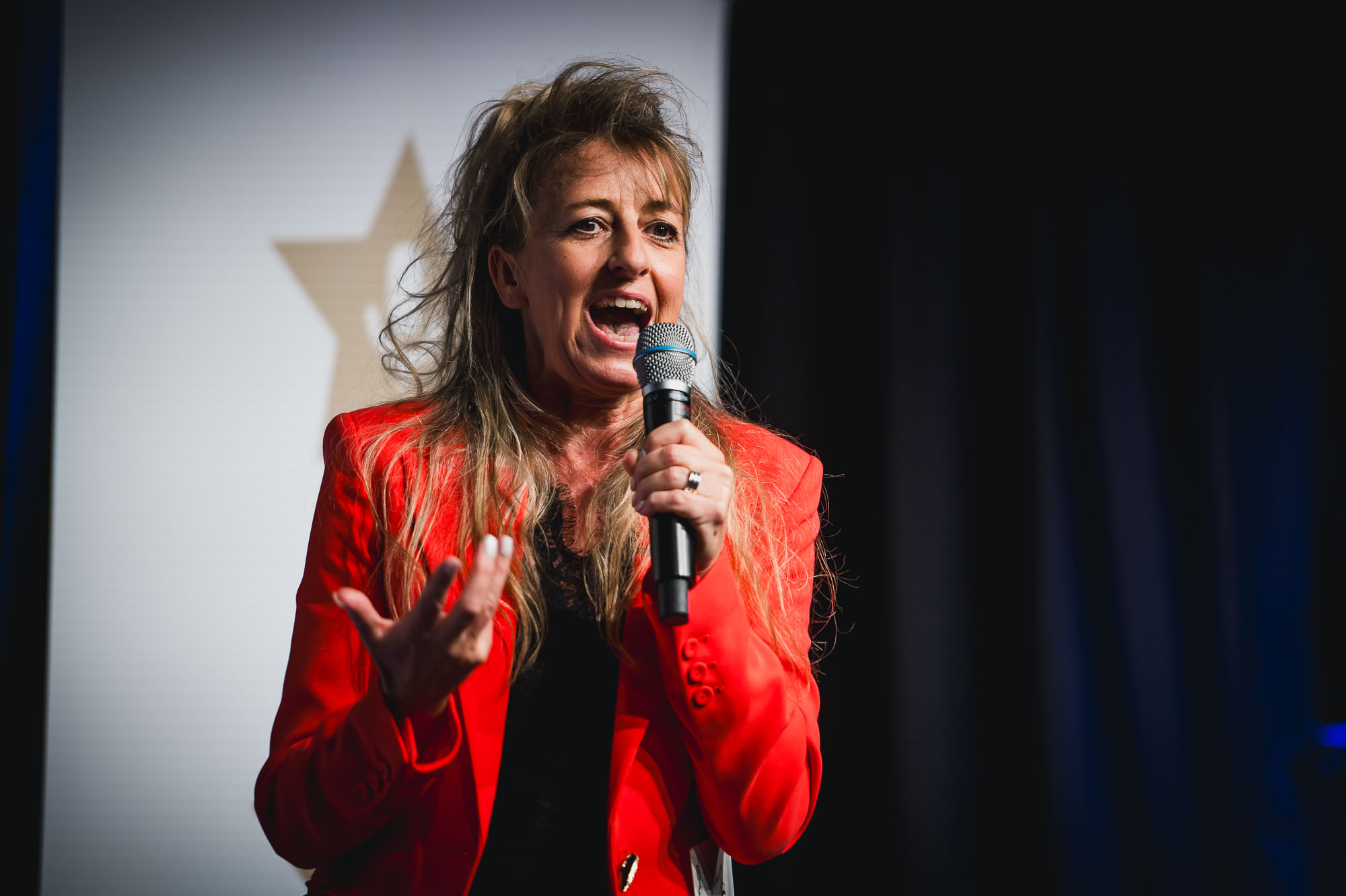 Carmen Cornelia Haselwanter während eines Vortrags auf der Bühne